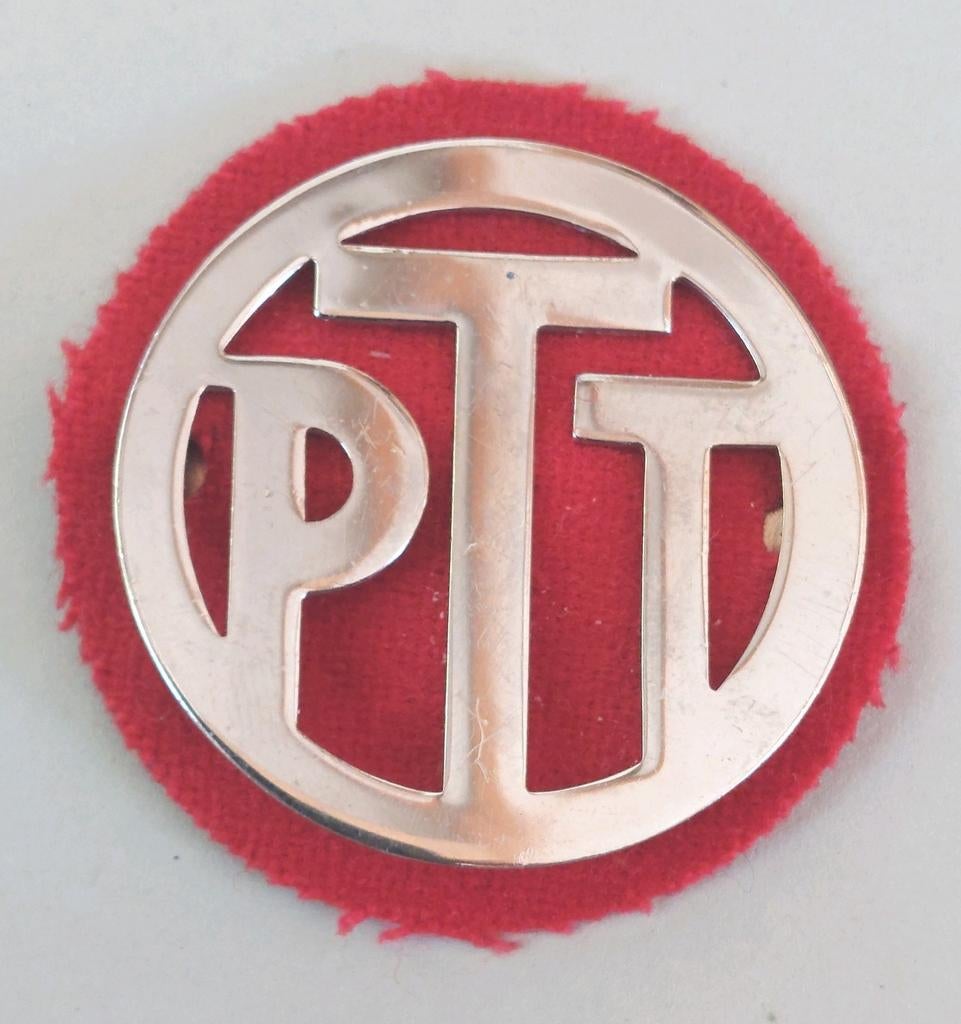 PTT pet embleem badge / militair ? postbode post postzegels, Ophalen of Verzenden, Overige soorten, Nederland, Embleem of Badge