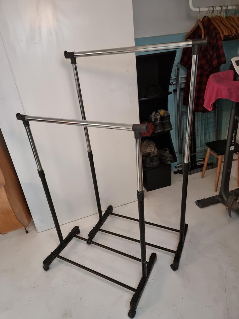 Twee kledingrekken., Ophalen