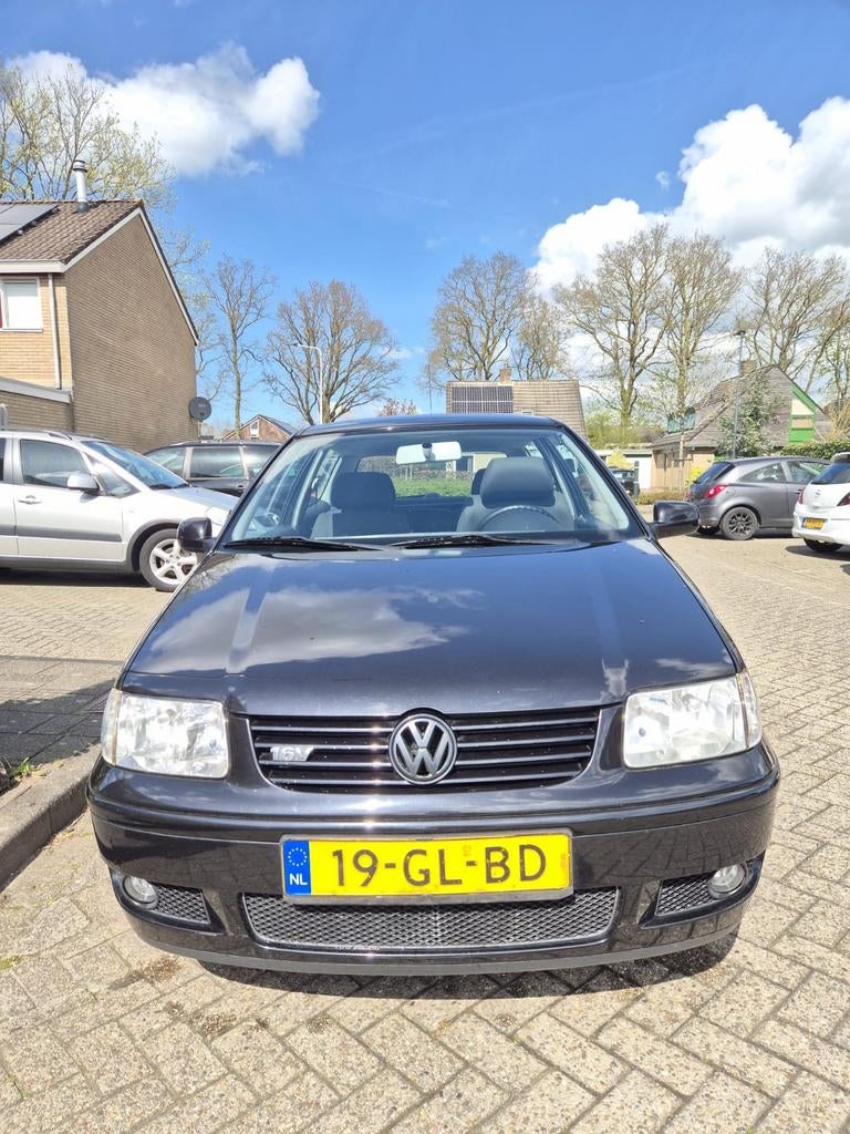 Volkswagen Polo 1.4 55KW 2001 Zwart, Auto's, Volkswagen, Voorwielaandrijving, 450 kg, 74 pk, 31 €/maand