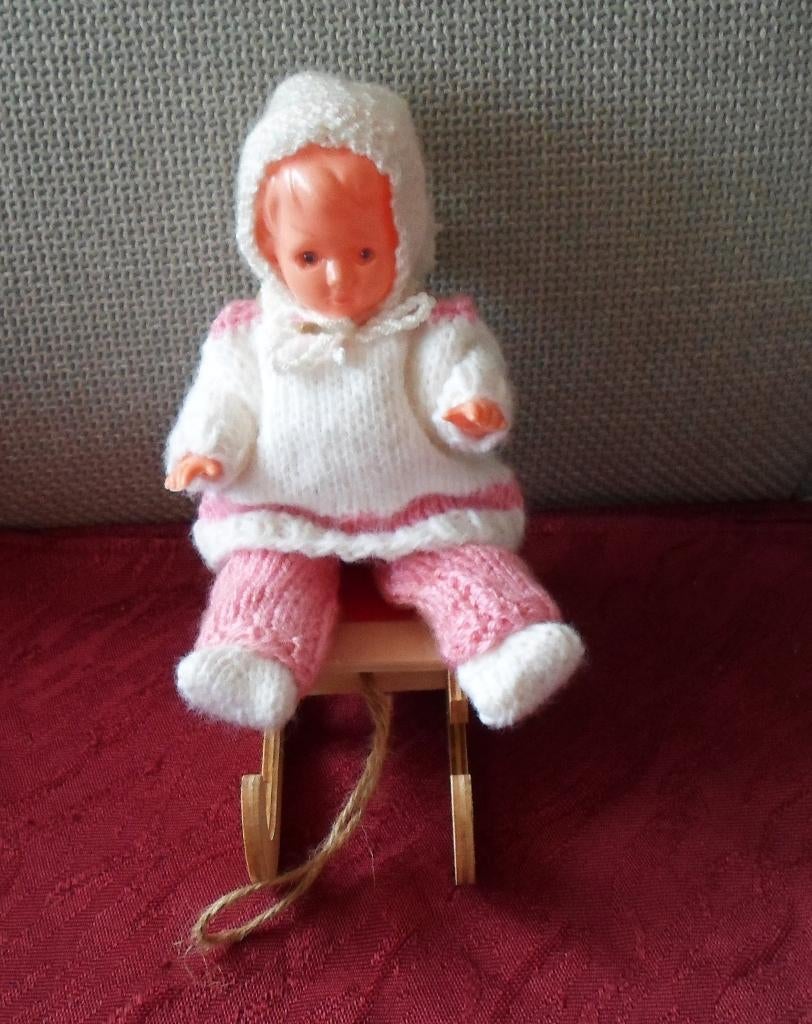 Wildebraspopje 20 cm op slee.Gebreide kleding. Winteroutfit., Ophalen of Verzenden, Zo goed als nieuw, Pop