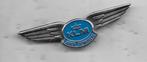 KLM VLIEGTUIG BROCHE SPELD STEWARDES K.L.M., Ophalen of Verzenden, Gebruikt, Transport, Speldje of Pin