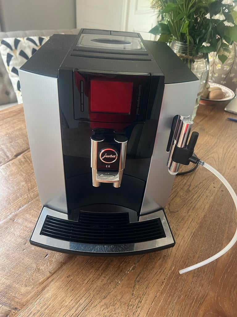 Jura E8 koffiemachine, Witgoed en Apparatuur, Koffiezetapparaten, Stoompijpje, Gebruikt, Koffiemachine, Koffiebonen