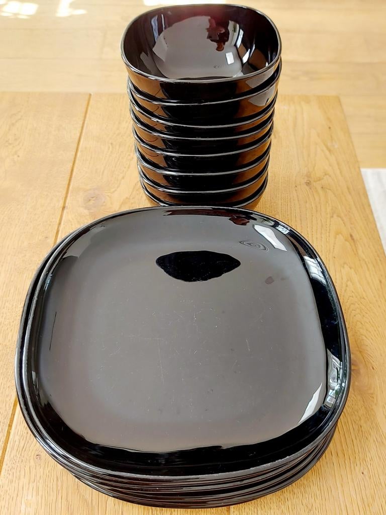 8 zwarte dinerborden en 8 zwarte schaaltjes/kommen, Huis en Inrichting, Keuken | Servies, Ophalen, Gebruikt, Overige stijlen, Bord(en)