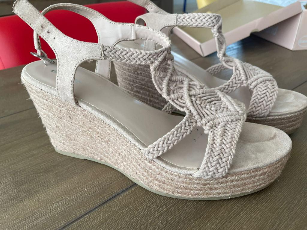 Beige sandalen met 11 cm hak en 4 cm zool maat 44 45 NIEUW, Kleding | Dames, Schoenen, Ophalen, Beige, Sandalen of Muiltjes, Zo goed als nieuw