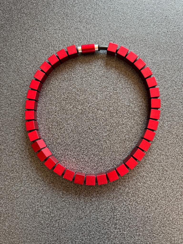 modern collier, Sieraden, Tassen en Uiterlijk, Kettingen, Ophalen of Verzenden, Zo goed als nieuw, Rood, Overige materialen