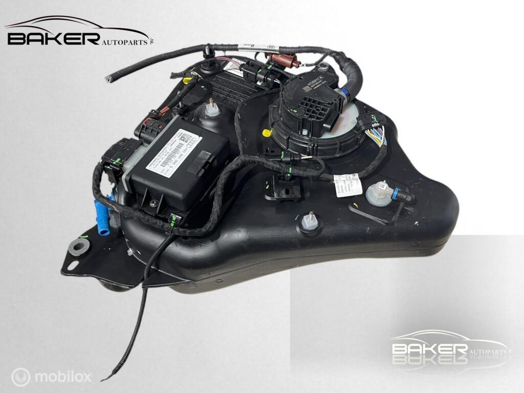 Adblue pomp + Tank Audi A4 B8 2.0 TDI ('08-'16) 8K0131877, Auto-onderdelen, Brandstofsystemen, Audi, Gebruikt, Audi, Ophalen of Verzenden