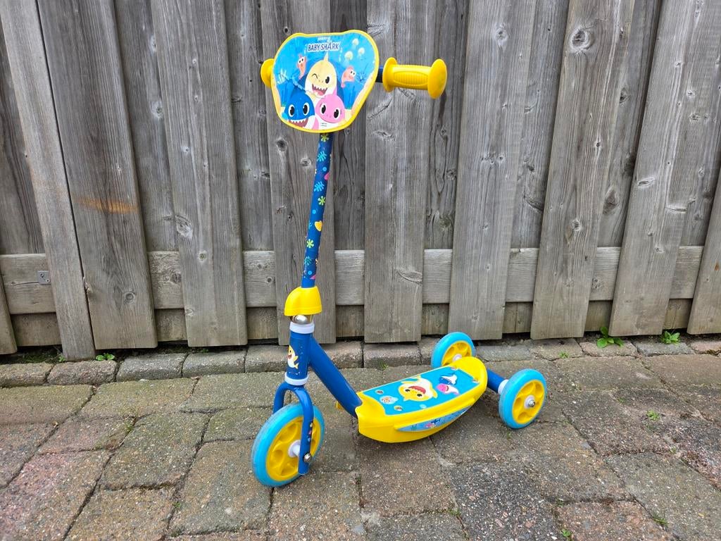 Baby shark kinderstep, Fietsen en Brommers, Steps, Ophalen, Gebruikt, Gewone step