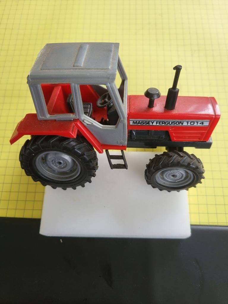 Massey Ferguson 1014., Hobby en Vrije tijd, Modelauto's | 1:32, Tractor of Landbouw, Universal Hobbies, Ophalen of Verzenden