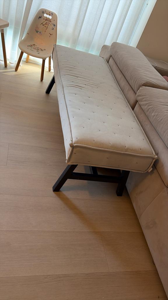 Grijze bank van Ginger met zwarte houten poten, Huis en Inrichting, Banken | Bankstellen, Gebruikt, Minder dan 75 cm, 150 tot 200 cm