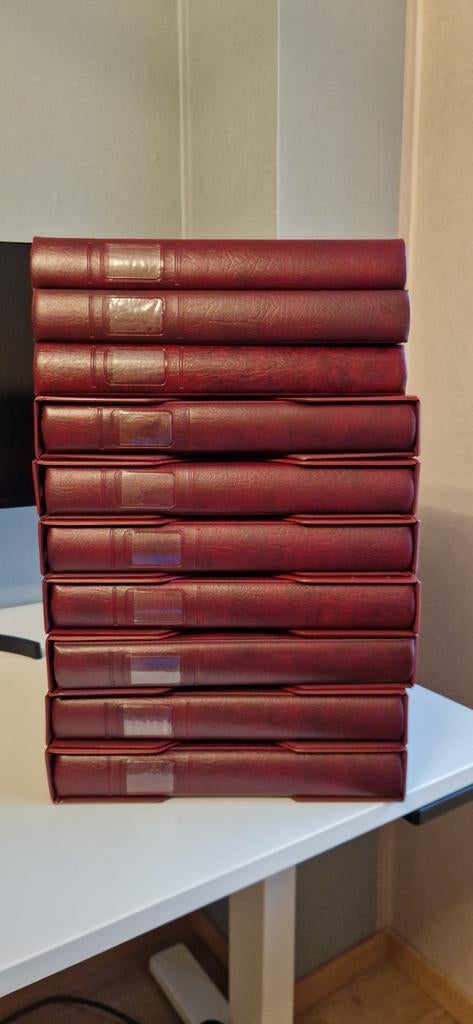 11 rode Lindner mappen met 6 casettes, Ophalen of Verzenden, Verzamelalbum