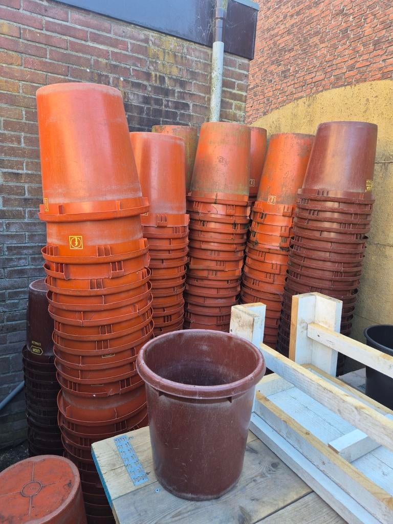 Grote groep emmers gratis in 1 keer., Tuin en Terras, Bloempotten, Kunststof, Rond, Ophalen of Verzenden, Minder dan 40 cm