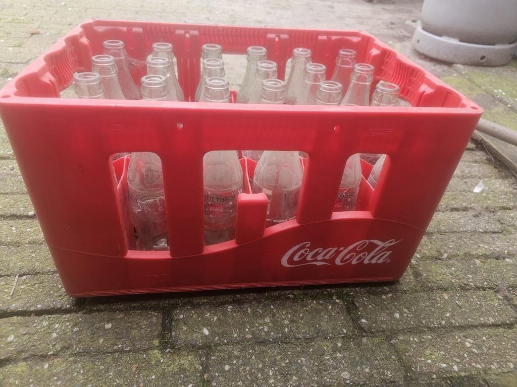 Coca-Cola krat met lege flessen - Vintage decoratie, Verzamelen, Glas en Borrelglaasjes, Ophalen, Gebruikt, Frisdrankglas