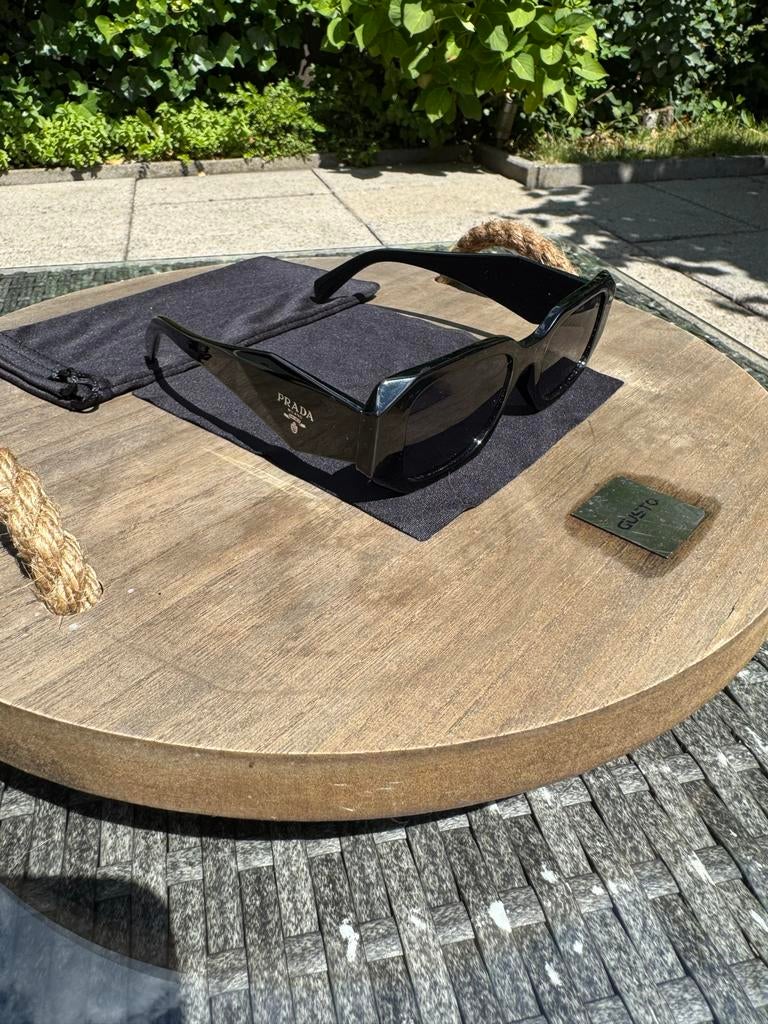 Prada zonnebril, Sieraden, Tassen en Uiterlijk, Zonnebrillen en Brillen | Dames, Gebruikt, Zonnebril, Prada, Zwart