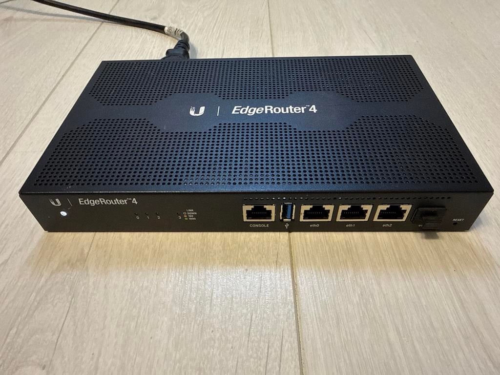 Unifi EdgeRouter 4, Ophalen of Verzenden, Gebruikt, Router