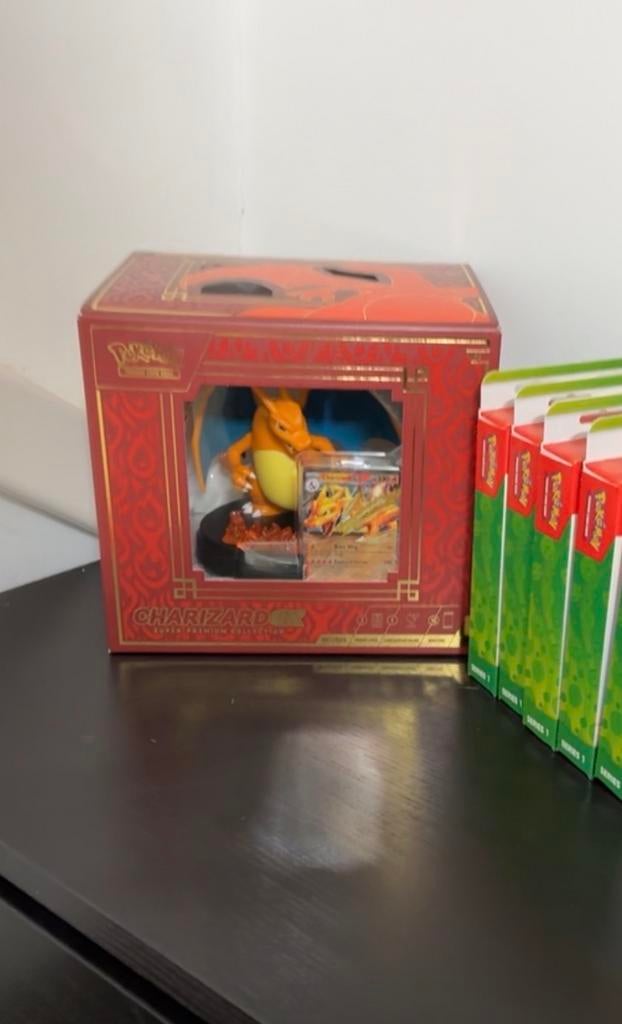 Pokémon Charizard Ultra Premium Collection Box, Hobby en Vrije tijd, Verzamelkaartspellen | Pokémon, Ophalen, Nieuw, Overige typen