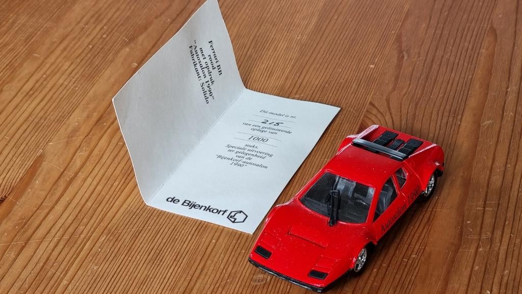 Ferrari 512 BB 1/43 Bijenkorf autosalon, Hobby en Vrije tijd, Modelauto's | 1:43, Ophalen of Verzenden, Zo goed als nieuw, Auto
