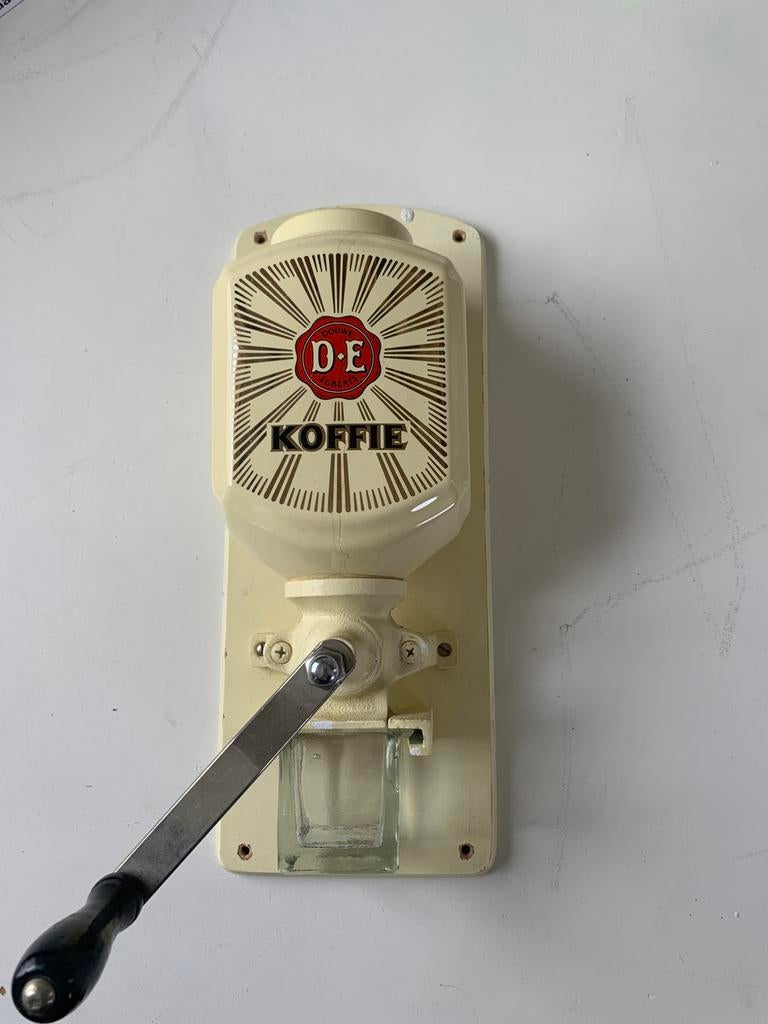 Wandkoffiemolen, Ophalen