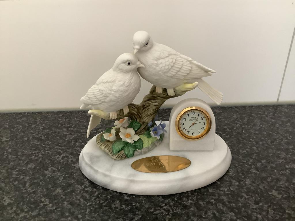 Decoratieve Duiven Beeldje met Klokje - Marmeren Basis, Ophalen