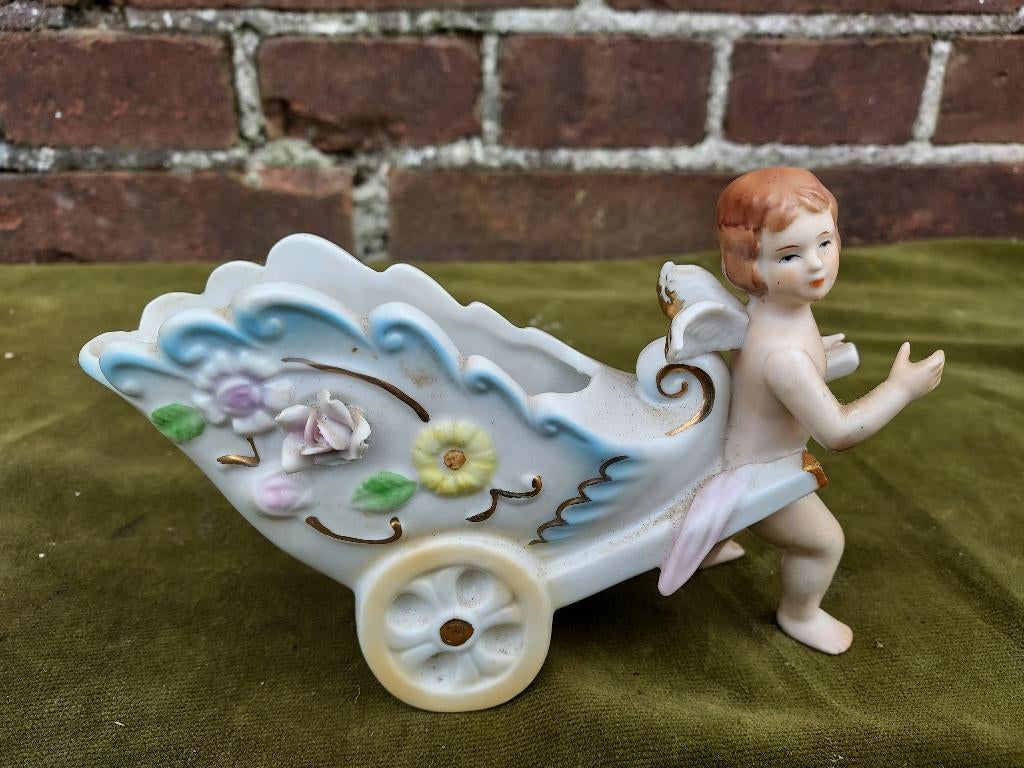 Biscuit porseleinen beeldje Engel met handkarretje., Antiek en Kunst, Verzenden