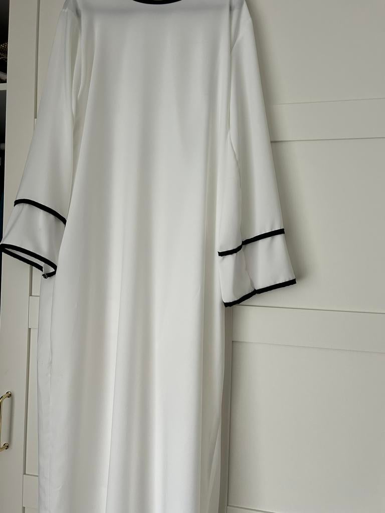 Nieuwe abaya wit met sier mouwtjes L, Ophalen of Verzenden, Zo goed als nieuw, Wit, Onder de knie