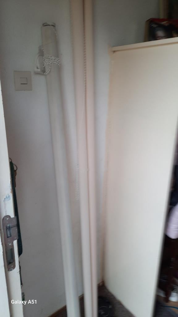 Drie lichtkleurige rolgordijnen (205, 210, 195 cm), Ophalen of Verzenden