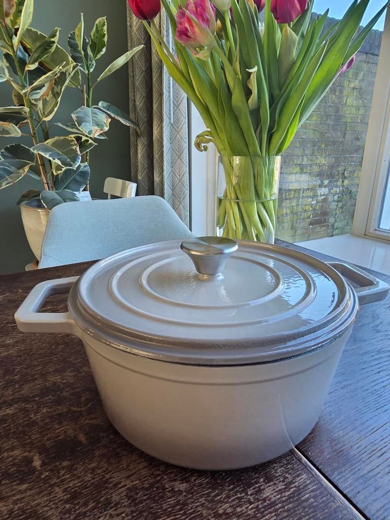 Gietijzeren pan. Nieuw! 24cm. Merk: Leeff, Huis en Inrichting, Keuken | Potten en Pannen, Ophalen, Gietijzer, Nieuw, Keramische plaat