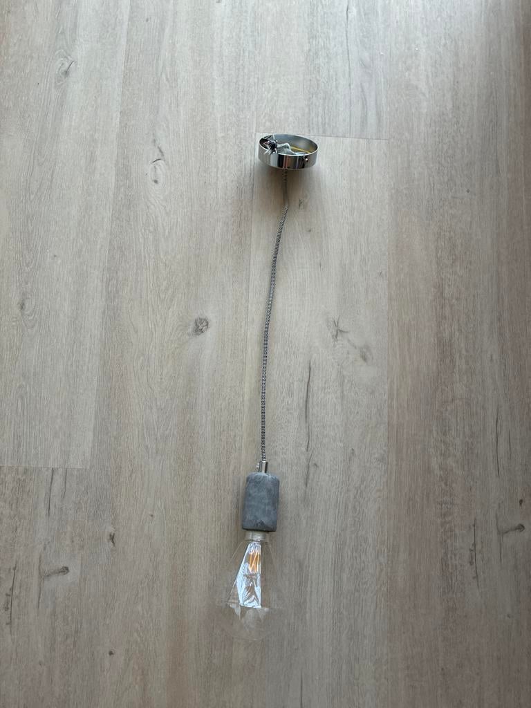 Karwei hanglamp met betonlook en LED filament lamp, Huis en Inrichting, Ophalen of Verzenden, Zo goed als nieuw, Metaal, Minder dan 50 cm