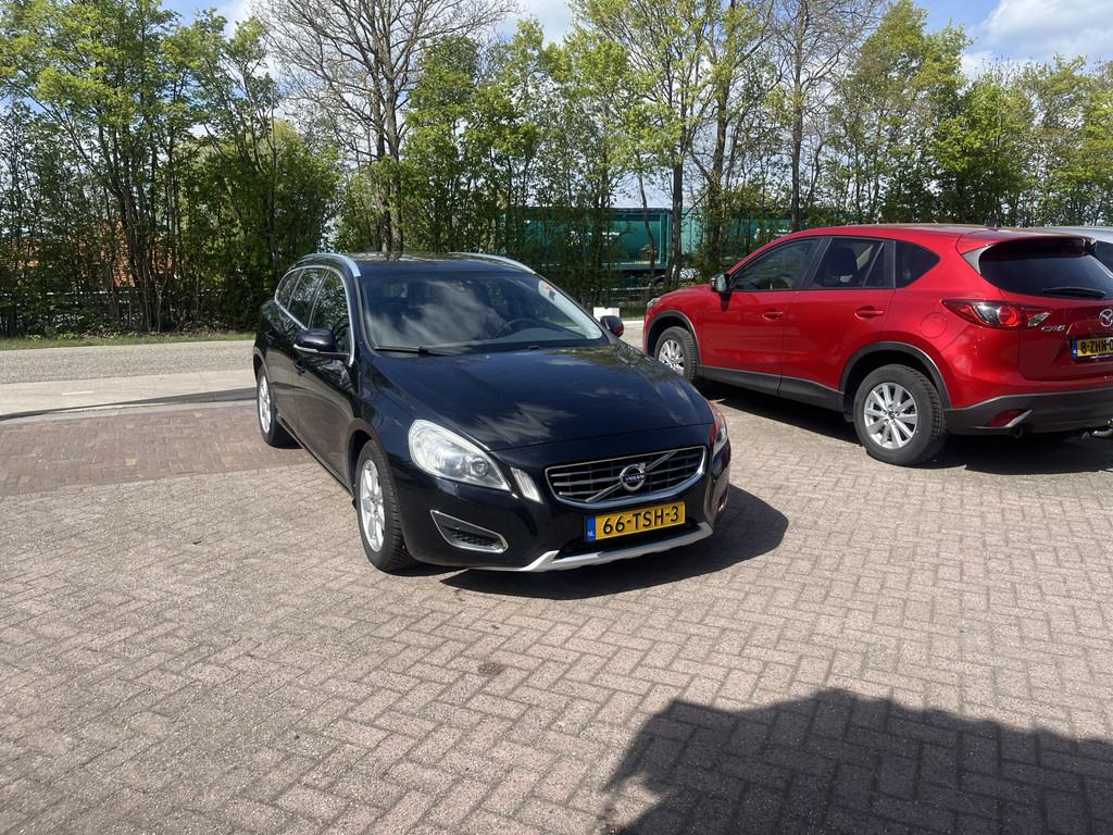 Volvo V60 1.6 T3 Summum LEER STOELVERWARMING CAMERA, Voorwielaandrijving, Gebruikt, Zwart, 4 cilinders