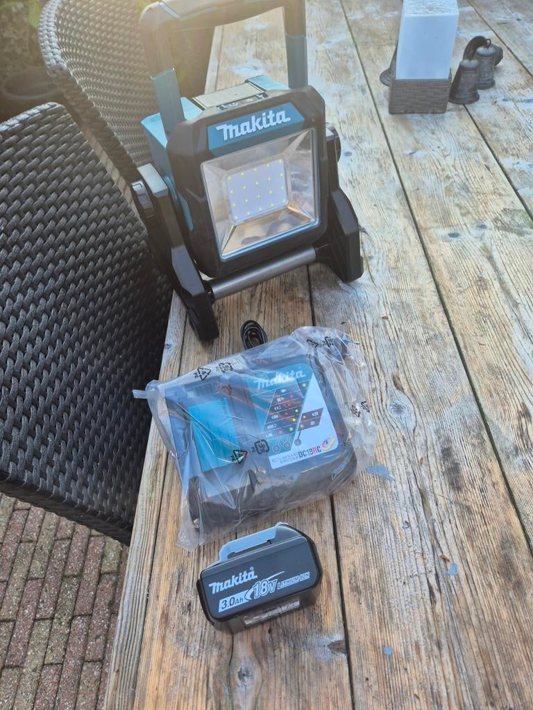Makita bouwlamp DEAMLOO3G  lader/ accut, Ophalen of Verzenden, Nieuw, Minder dan 50 watt, Lamp