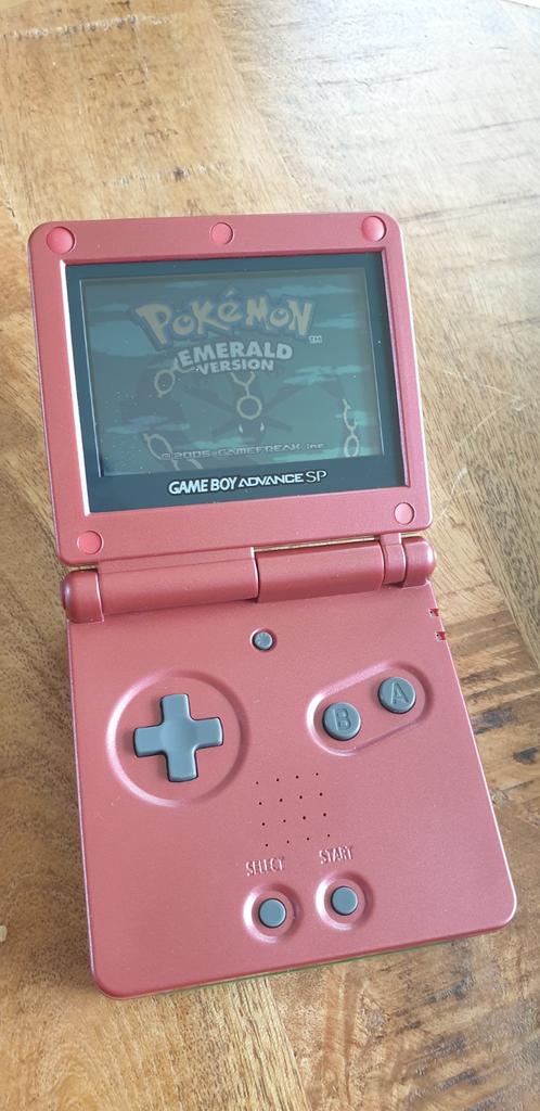 Refurbished Game Boy Advance SP + Pokémon Emerald, Spelcomputers en Games, Games | Nintendo Game Boy, Refurbished, Avontuur en Actie