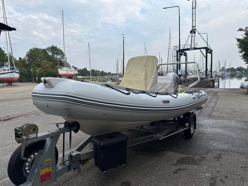 BRIG Falcon 570 met Honda 90 PK en Riba trailer, Watersport en Boten, 70 tot 120 pk, Zo goed als nieuw, Benzine, Overige materialen