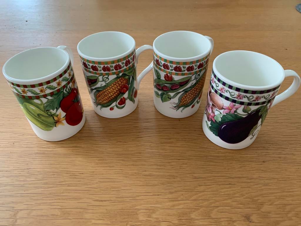 Vintage 4 mokken van fijn porselein Staffordshire, Ophalen of Verzenden, Zo goed als nieuw, Overige stijlen, Kop(pen) en/of Schotel(s)