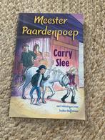 Meester Paardenpoep - Carry Slee (Kinderboek), Ophalen of Verzenden, Zo goed als nieuw, Fictie algemeen