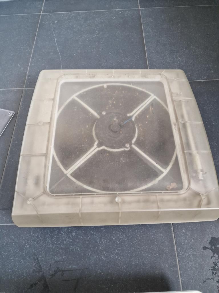 Dakluik met ventilator voor camper of caravan, Ophalen