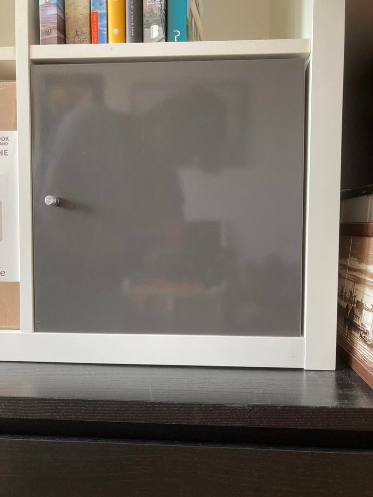 2 Kallax inzetkastjes met grijze hoogglans deurtjes, Ophalen, Zo goed als nieuw