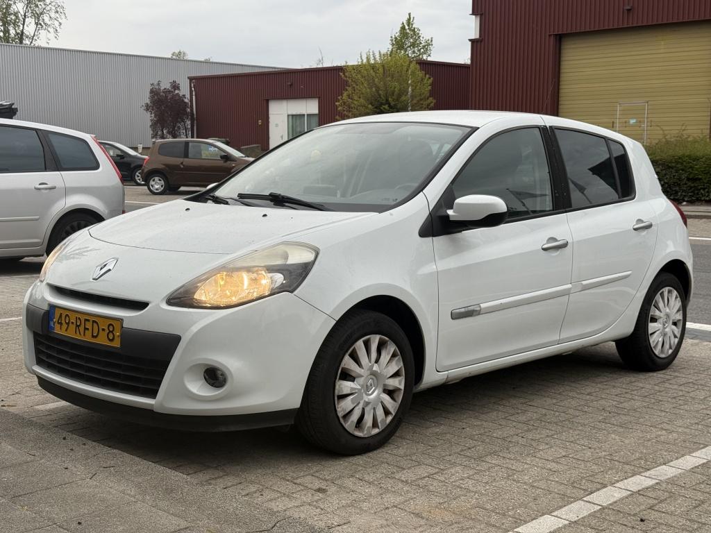 Renault Clio 1.5 dCi 88PK Parisienne Navi GPS Airco Cruise, Auto's, Euro 5, Gebruikt, 4 cilinders, Wit