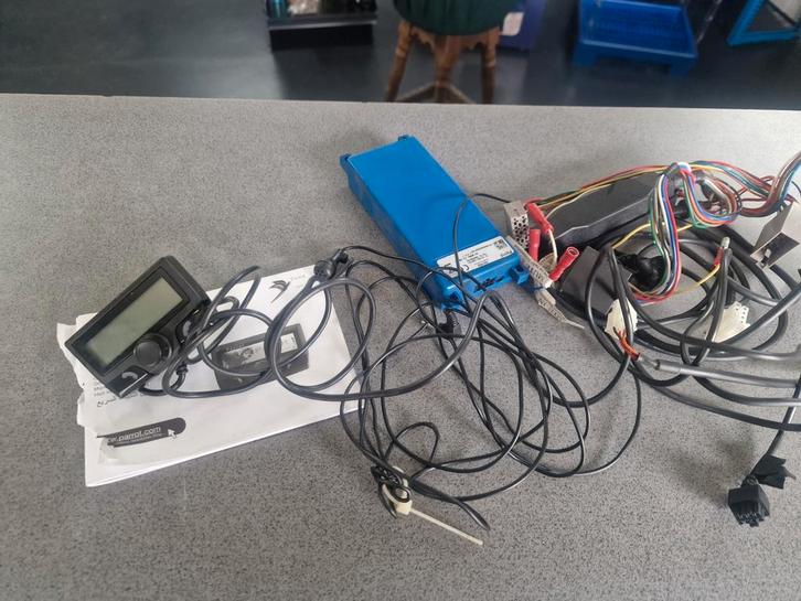 Parrot CK3100 LCD Carkit - Knoopje zit los, Auto diversen, Carkits, Gebruikt, Ophalen of Verzenden