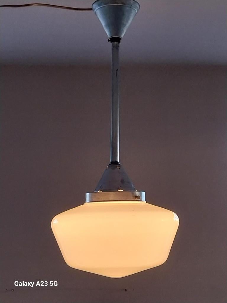 Grote Art Deco hanglamp opaline glas jaren 30 industrieel, Antiek en Kunst, Antiek | Lampen, Ophalen of Verzenden