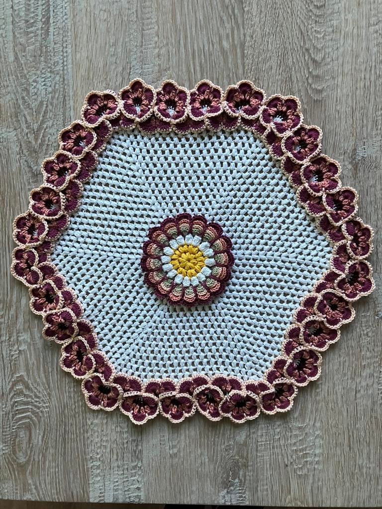 Violen kleedje met middenbloem 45 cm doorsnee., Huis en Inrichting, Ophalen of Verzenden, Rond