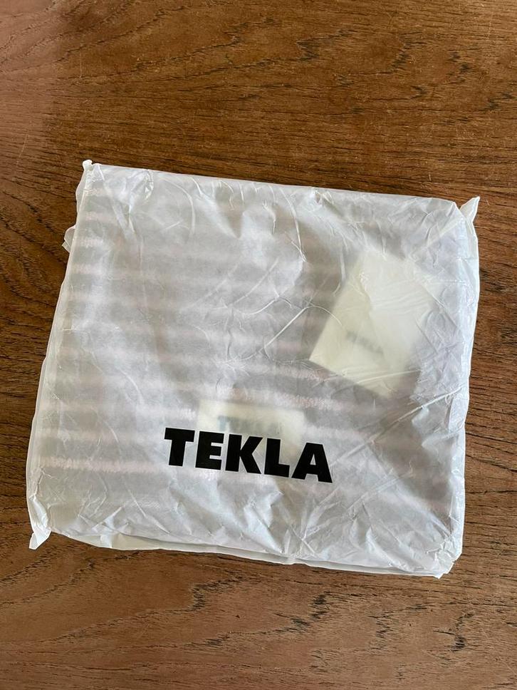 TEKLA badmat — “Terry” red/rose 70x50cm, Huis en Inrichting, Badkamer | Badtextiel en Accessoires, Nieuw, Badmat, Rood, Ophalen of Verzenden