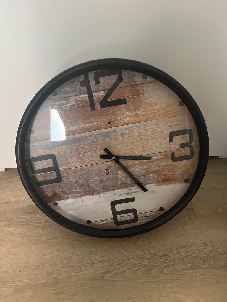 Stijlvolle Muurklok met Houtlook Wijzerplaat, Ophalen, Zo goed als nieuw, Analoog, Wandklok