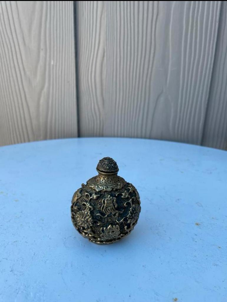 Vergulde bronzen snuiftabak fles met reliëf, Ophalen of Verzenden, Brons