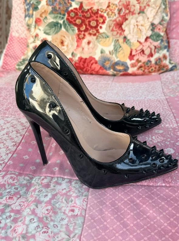 zwarte stiletto pumps met spikes 12 cm, Pumps, Verzenden, Zwart, Gedragen