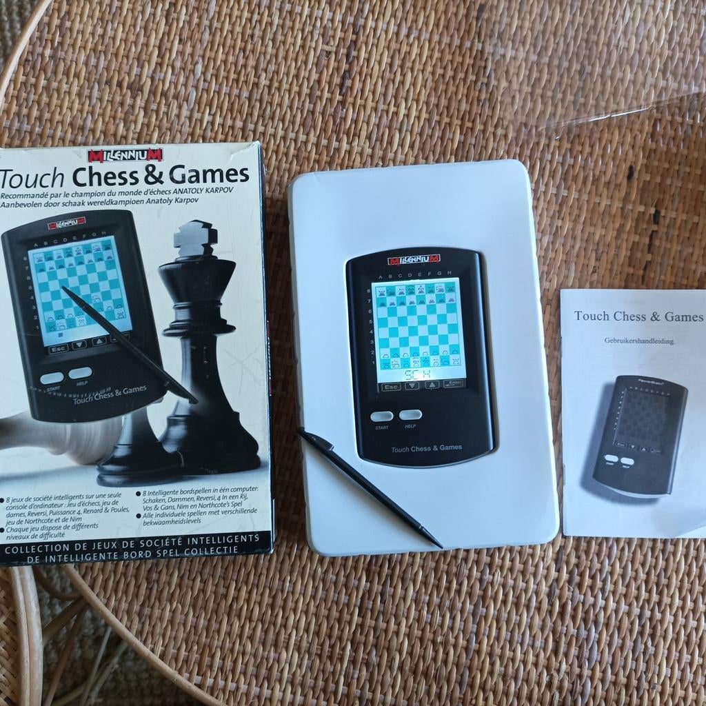 Millennium Touch Chess & Games - Elektronisch Bordspel, Hobby en Vrije tijd, Gezelschapsspellen | Bordspellen, Een of twee spelers