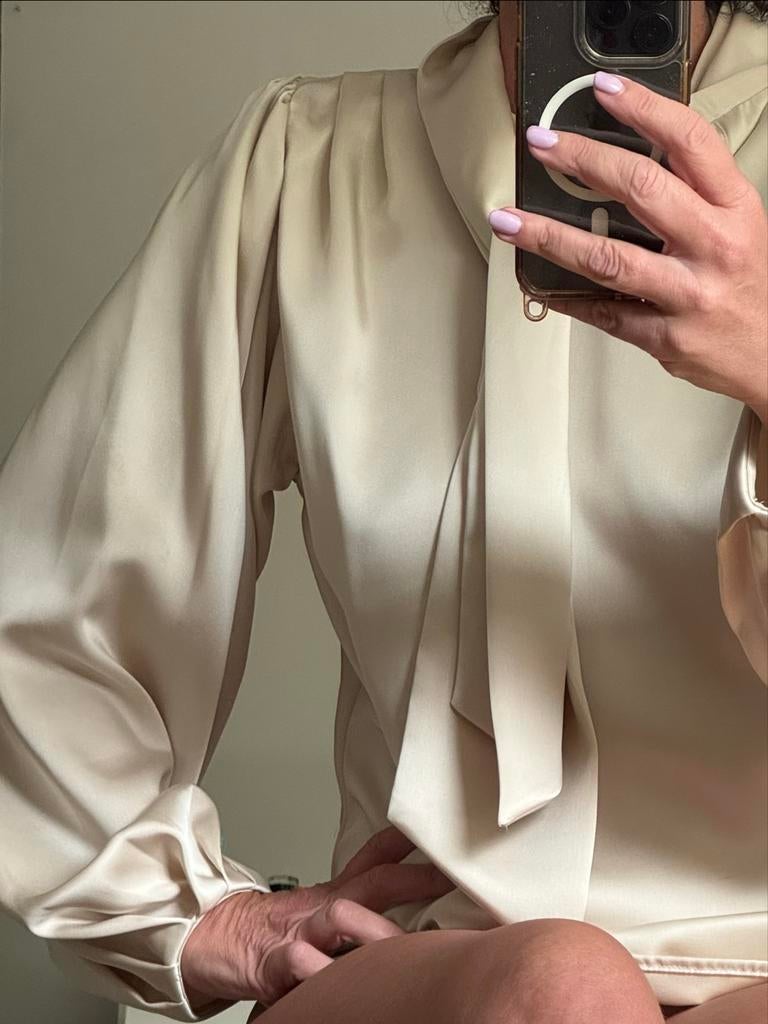 Shoeby x Lonneke satijnen blouse, Kleding | Dames, Ophalen of Verzenden, Zo goed als nieuw, Maat 38/40 (M), Beige