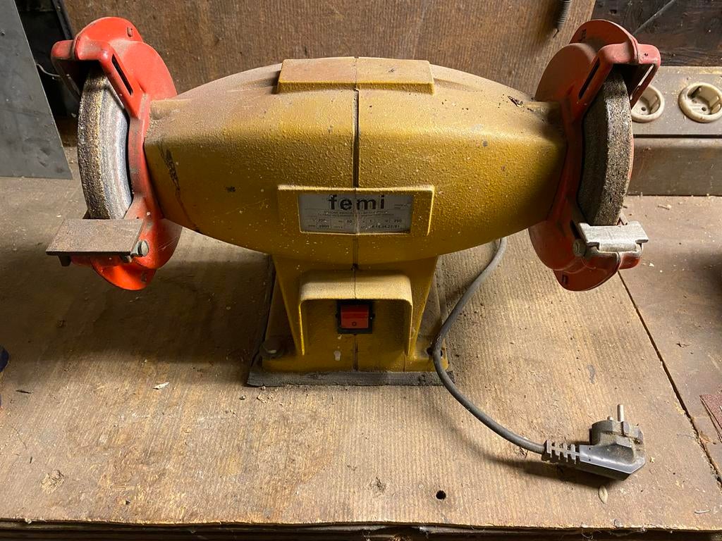 Femi werkbankslijper 250 watt, Doe-het-zelf en Verbouw, Gereedschap | Slijpmachines, Ophalen, Gebruikt, Minder dan 700 watt, Werkbankslijpmachine