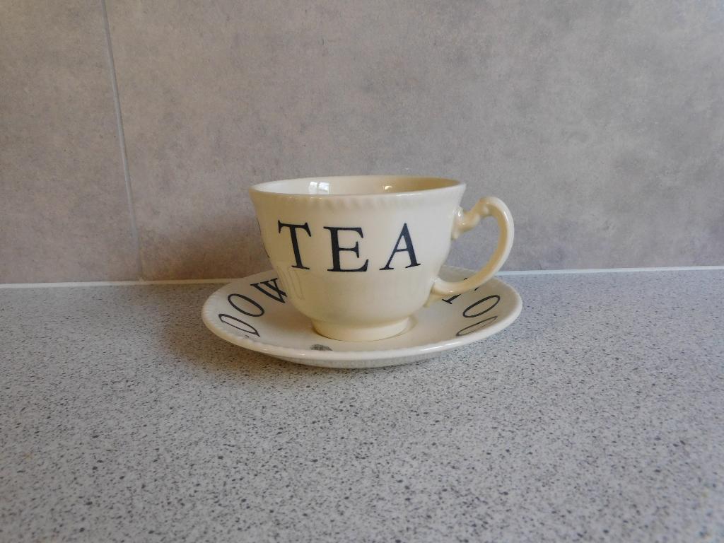 Kop en schotel Time for Tea Down Tools Wood & Sons, Huis en Inrichting, Keuken | Servies, Ophalen of Verzenden, Zo goed als nieuw