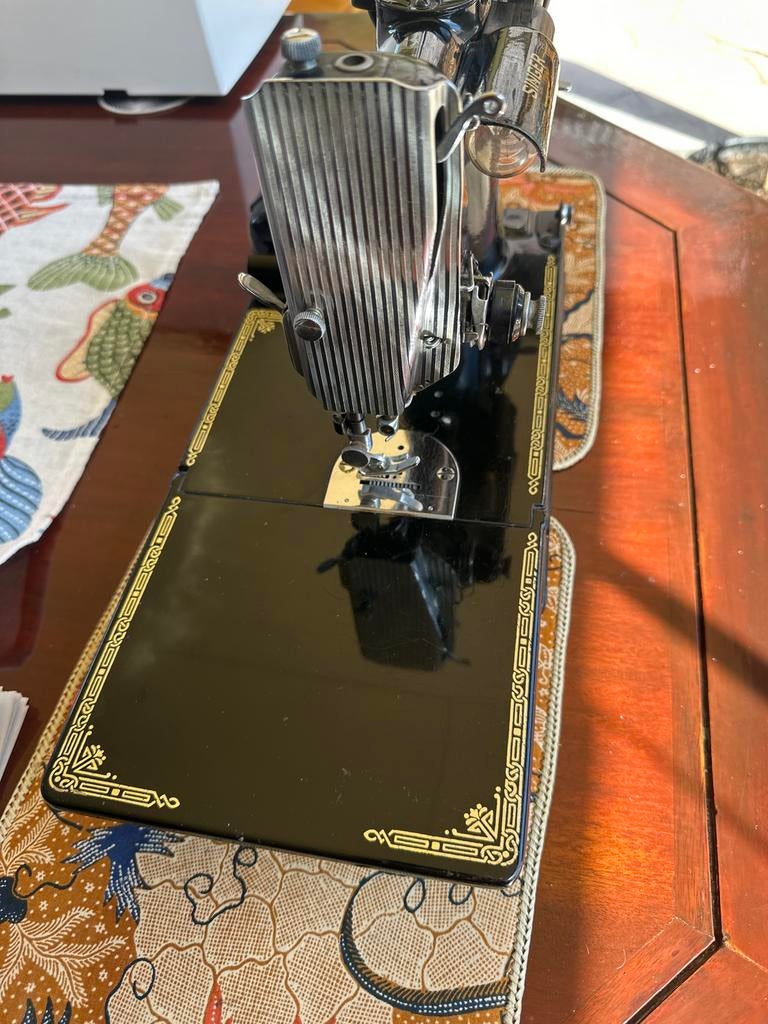 Antieke Singer Naaimachine - Zwart met Gouden Details, Ophalen