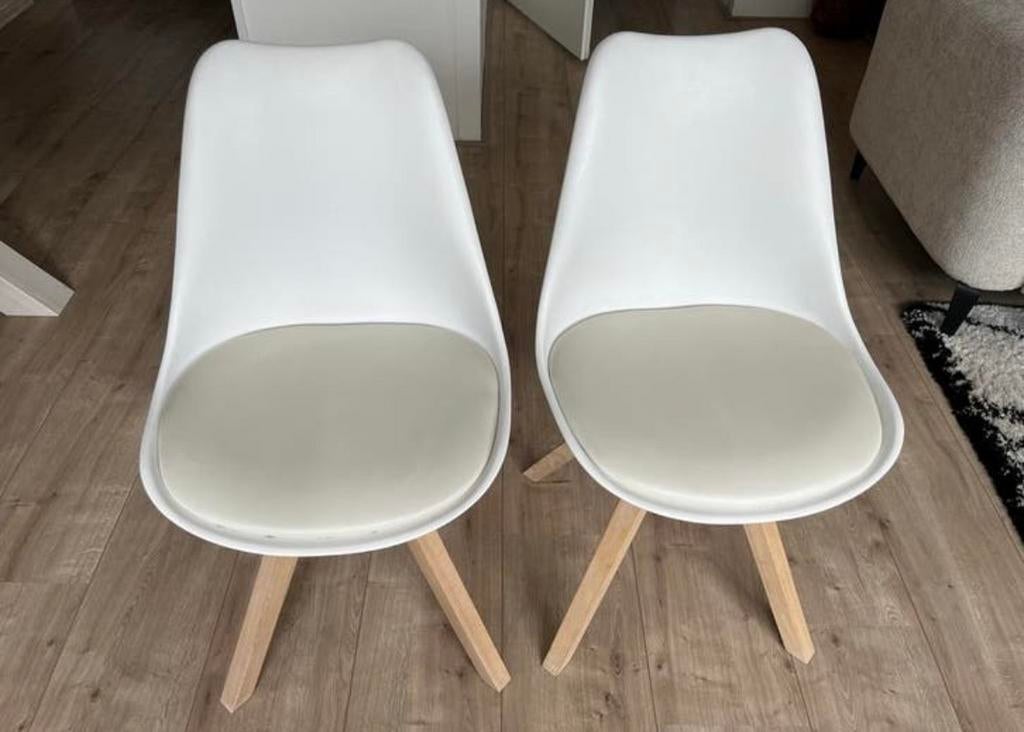 Witte eetkamerstoelen met houten poten, Huis en Inrichting, Stoelen, Ophalen, Gebruikt, Twee, Wit