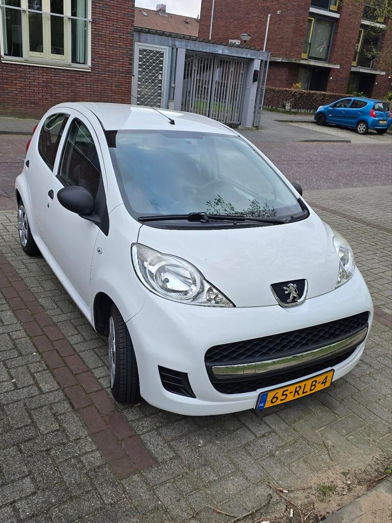 Goed onderhouden particuliere Peugeot 107 5DR 2011 Wit Airco, Voorwielaandrijving, Euro 5, 4 stoelen, Origineel Nederlands